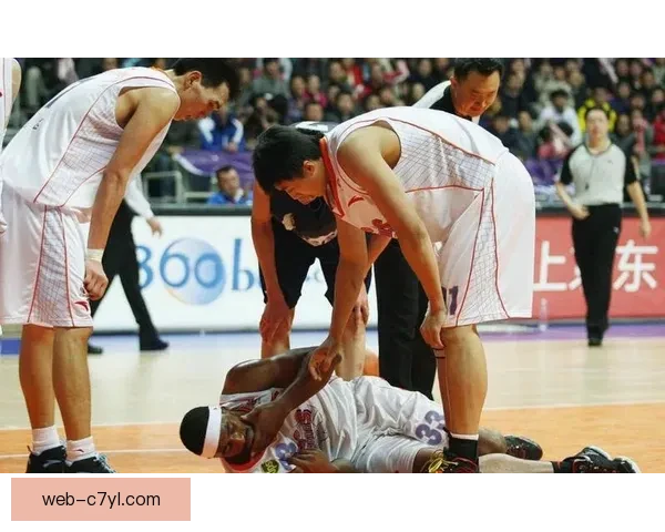 哈登右手拇指骨折仍坚持出战